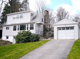 39 Lakeview Dr, Putnam Valley, NY 10579