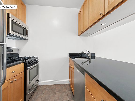 4th image of 350 W 50th St APT 32C
