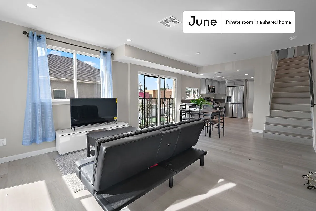 Queen bedroom in 5 bed/5 bath home in Boyle Heights #1828 E — Photo 4