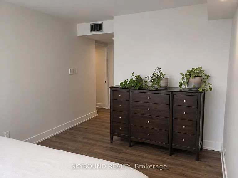 1360 Rathburn Rd E #1705 — Photo 28