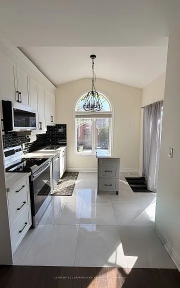 2443 Newcastle Cres — Photo 5