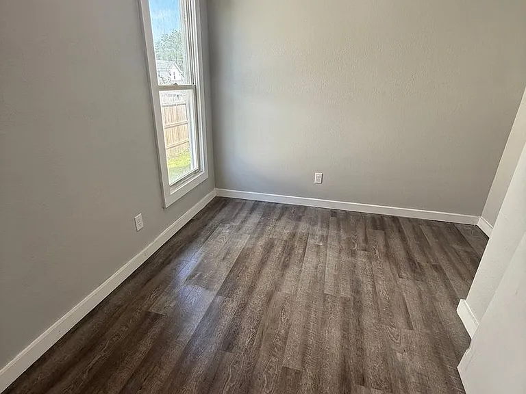 806 Broad St — Photo 7