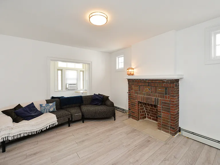 6 Glen St #1 — Photo 2