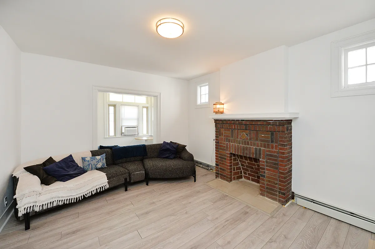 Building Photo - 6 Glen St #1