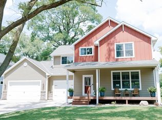 1079 Sherwood Rd, Shoreview, MN 55126