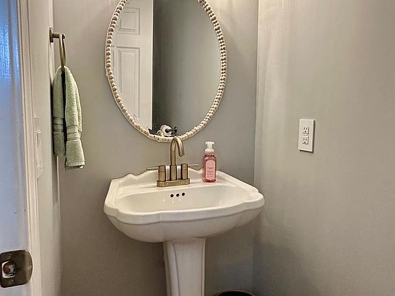 4th image of 544 Ryan Cir