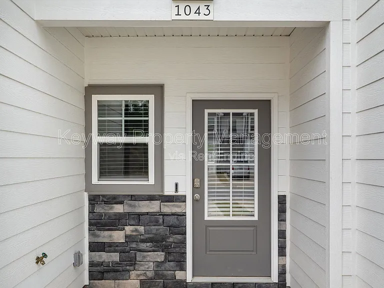 1043 Linsmore Ave — Photo 2