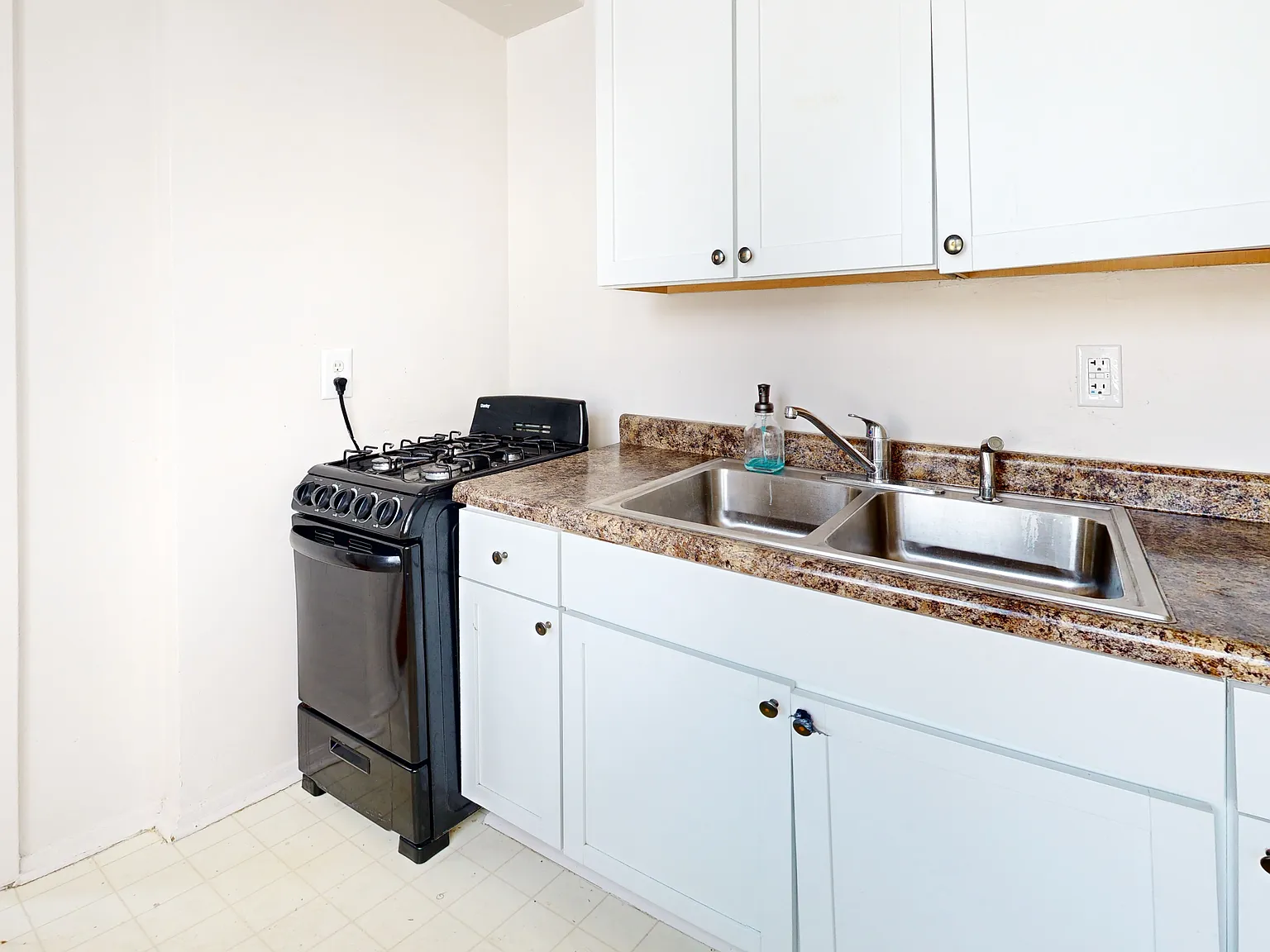 604 Holly — Photo 2