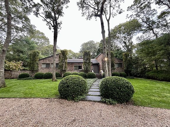 3rd image of 33 Wooded Oak Ln