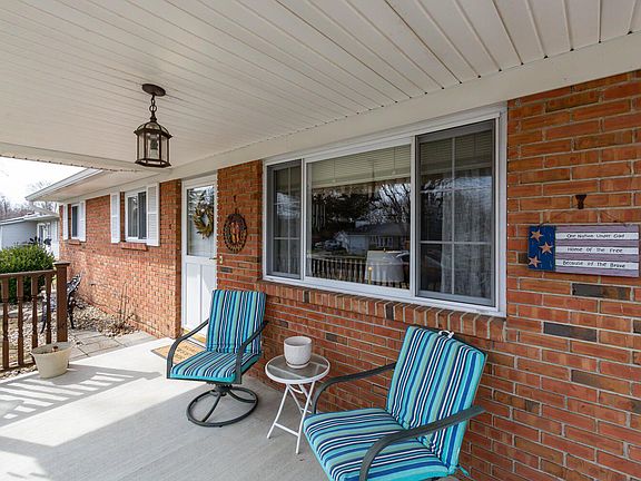 4th image of 884 S Western Dr