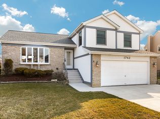 1742 Roosa Ln, Elk Grove Village, IL 60007