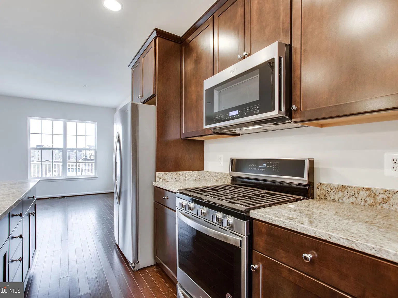 3 bed, 4.0 bath, 2040 sqft, $2,700 — Photo 4