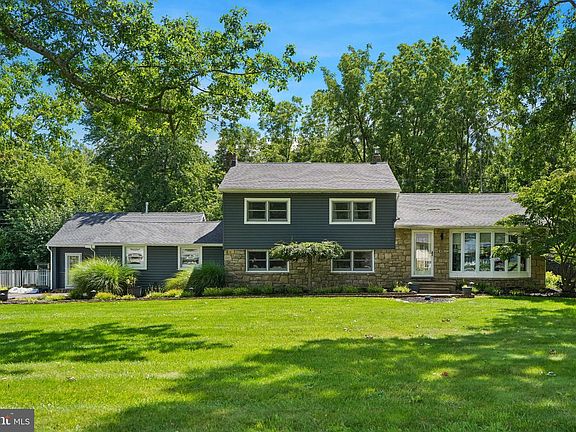 2nd image of 717 Lawrence Ln