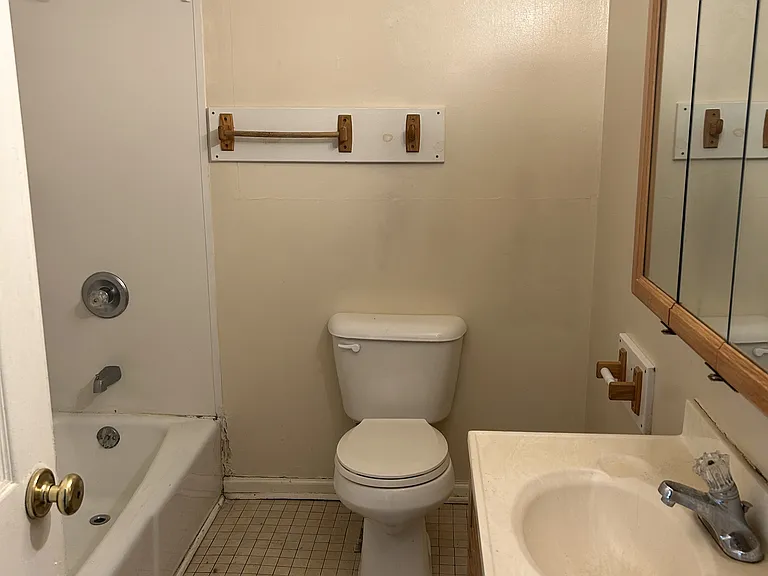 25 Holladay Dr #4 — Photo 4