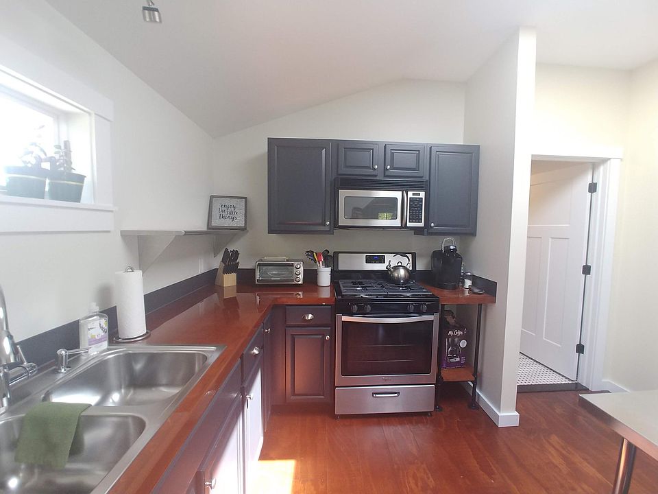2nd image of 499 Main St