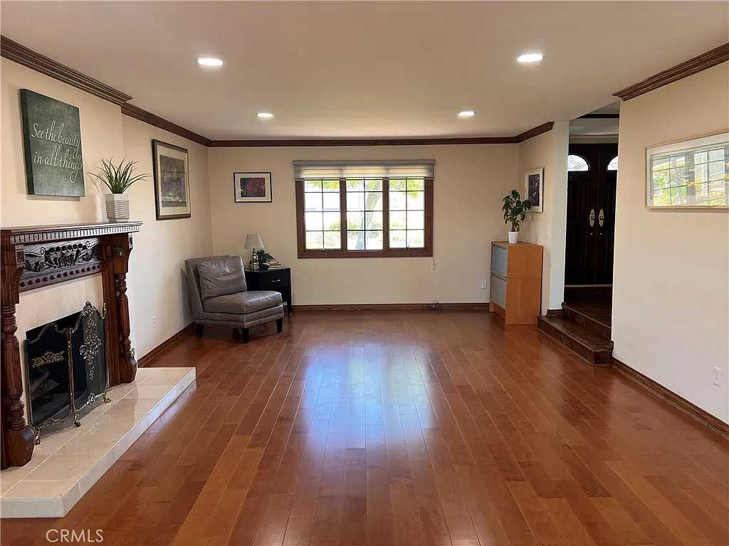 5 bed, 2788 sqft, $6,450 — Photo 3