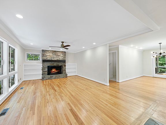 3rd image of 744 Shady Lawn Ct