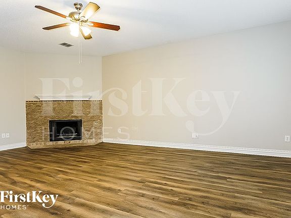 4th image of 401 Deer Lake Dr