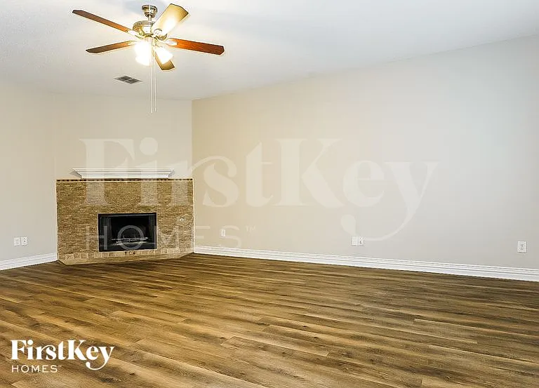 401 Deer Lake Dr — Photo 4
