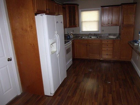 3rd image of 208 Knollwood Pl
