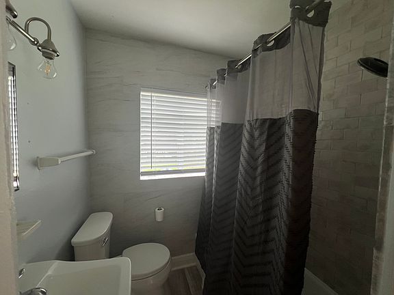 4th image of 1014 Alba Dr