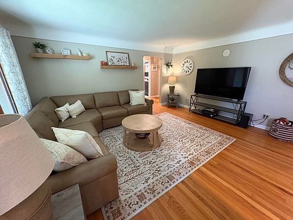4th image of 8908 Fox Ave