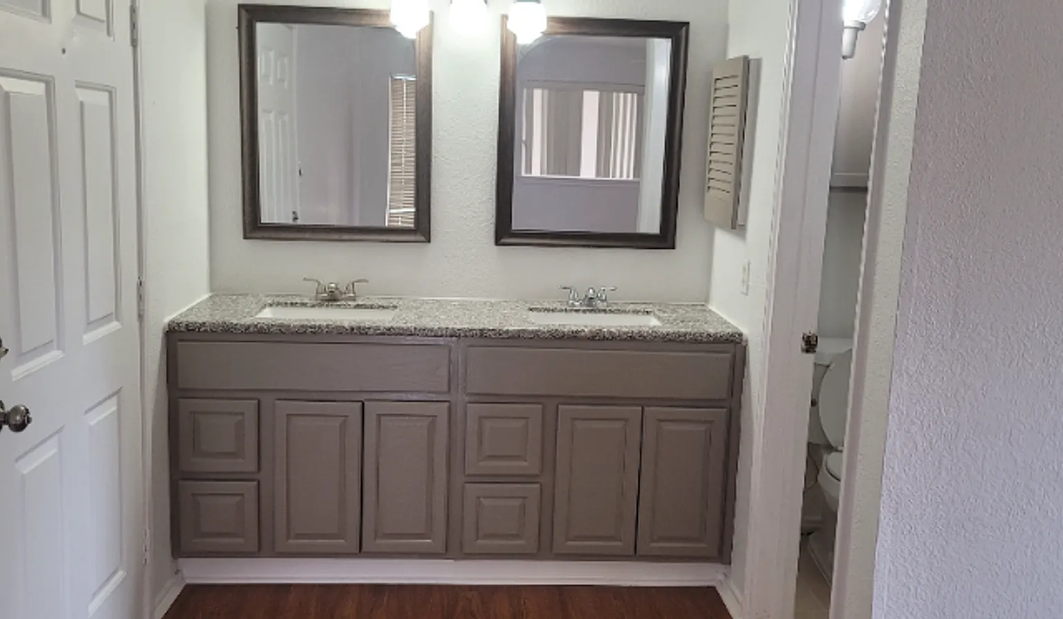 Room in 2 Bedroom Condo in Dallas — Photo 2