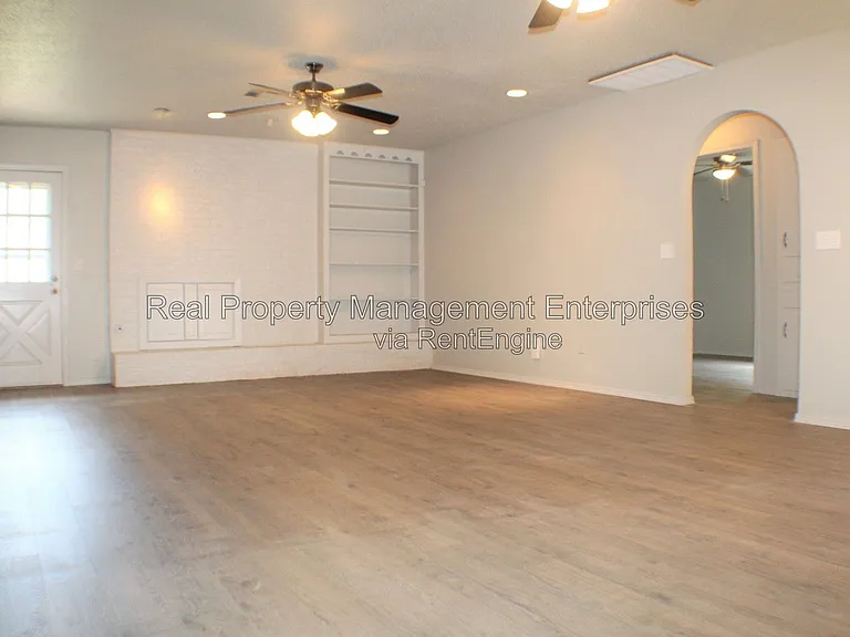 10904 N Florida Ave — Photo 3