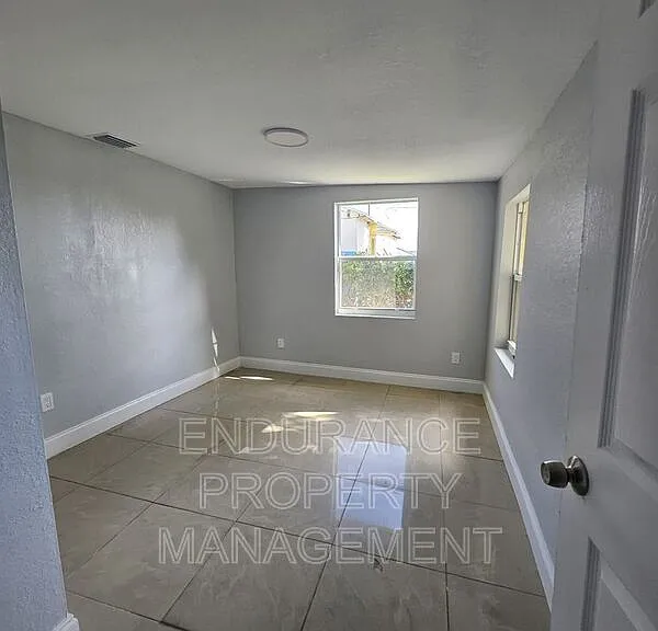 809 W 5th St — Photo 11