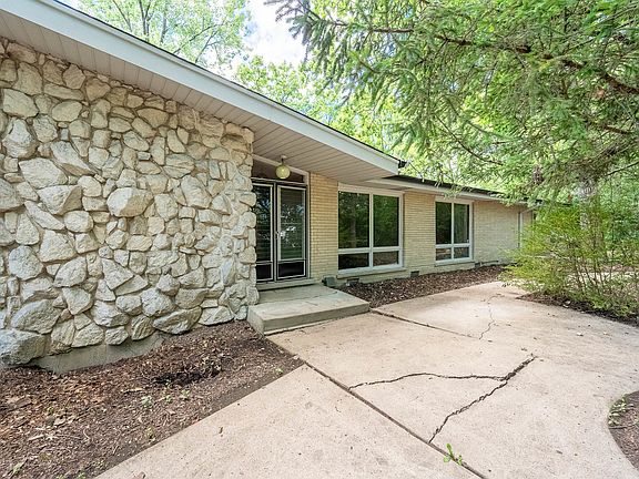 2nd image of 1347 1/2 Woodland Ct W