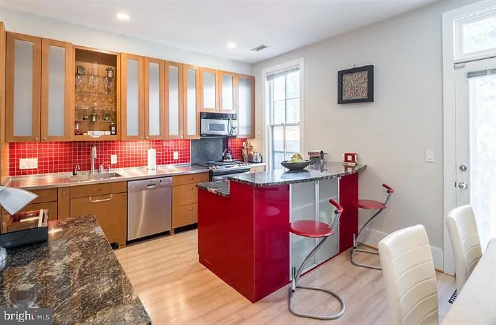 4 bed, 4.5 bath, 2400 sqft, $12,250 — Photo 4