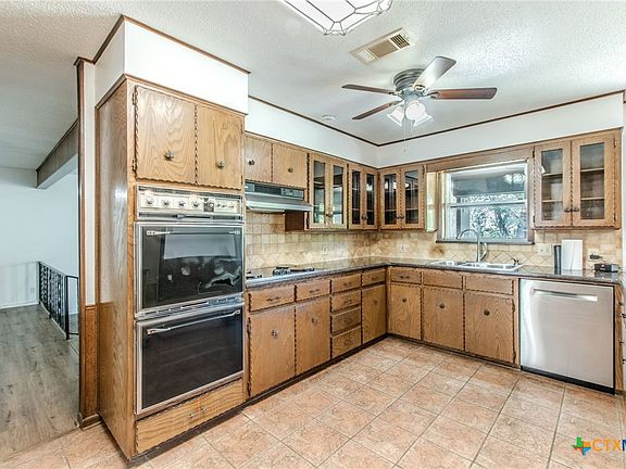 5th image of 3302 Pin Oak Dr