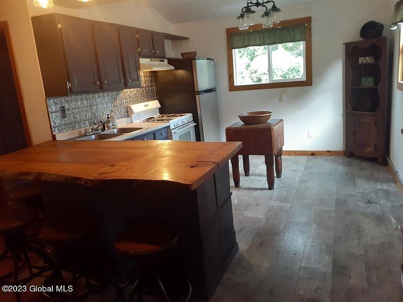 5th image of 521 Sullivan Way Way