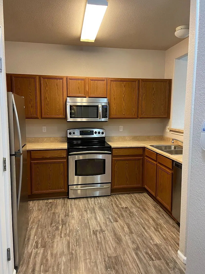 3Bed/3Bath Townhome Near Ft Carson on Sandy Springs! — Photo 3
