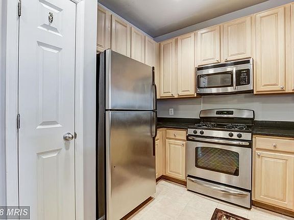 KITCHEN - STAINLESS STEEL APPLIANCES!