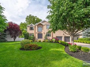 135 Thomas Dr, Paramus, NJ 07652
