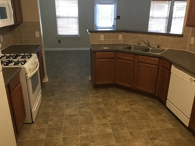 3 bed, 2.5 bath, 1734 sqft, $1,980 — Photo 2