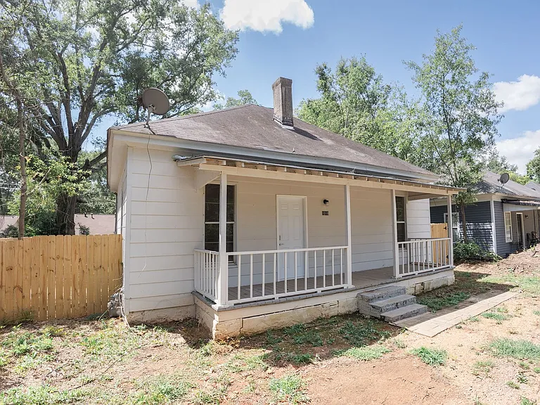 1018 W Broad St — Photo 2