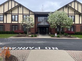 1750 Vernier Rd APT 27, Grosse Pointe Woods, MI 48236