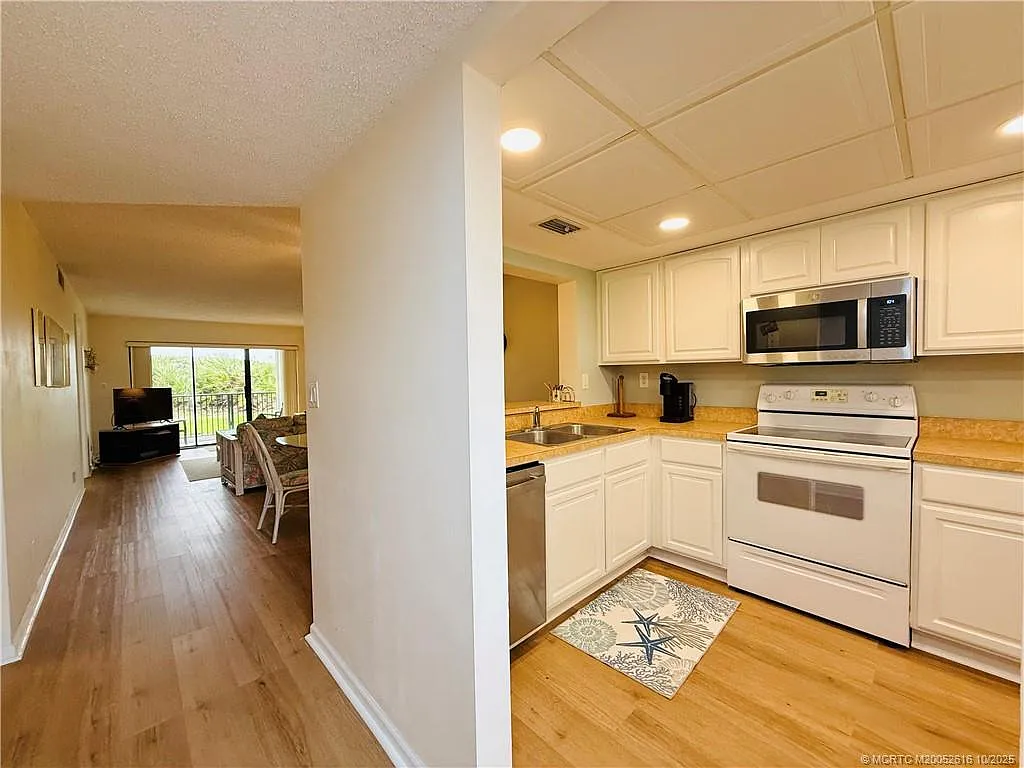 2 bed, 2.0 bath, 1053 sqft, $4,200 — Photo 3