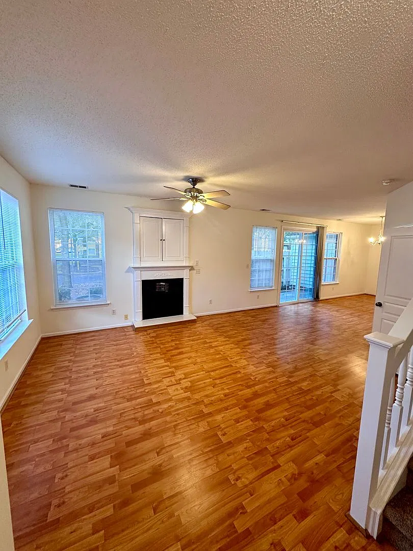 Two story all brick quad style townhouse within a great community! — Photo 2