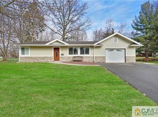 18 Woodbine Rd, Kendall Park, NJ 08824