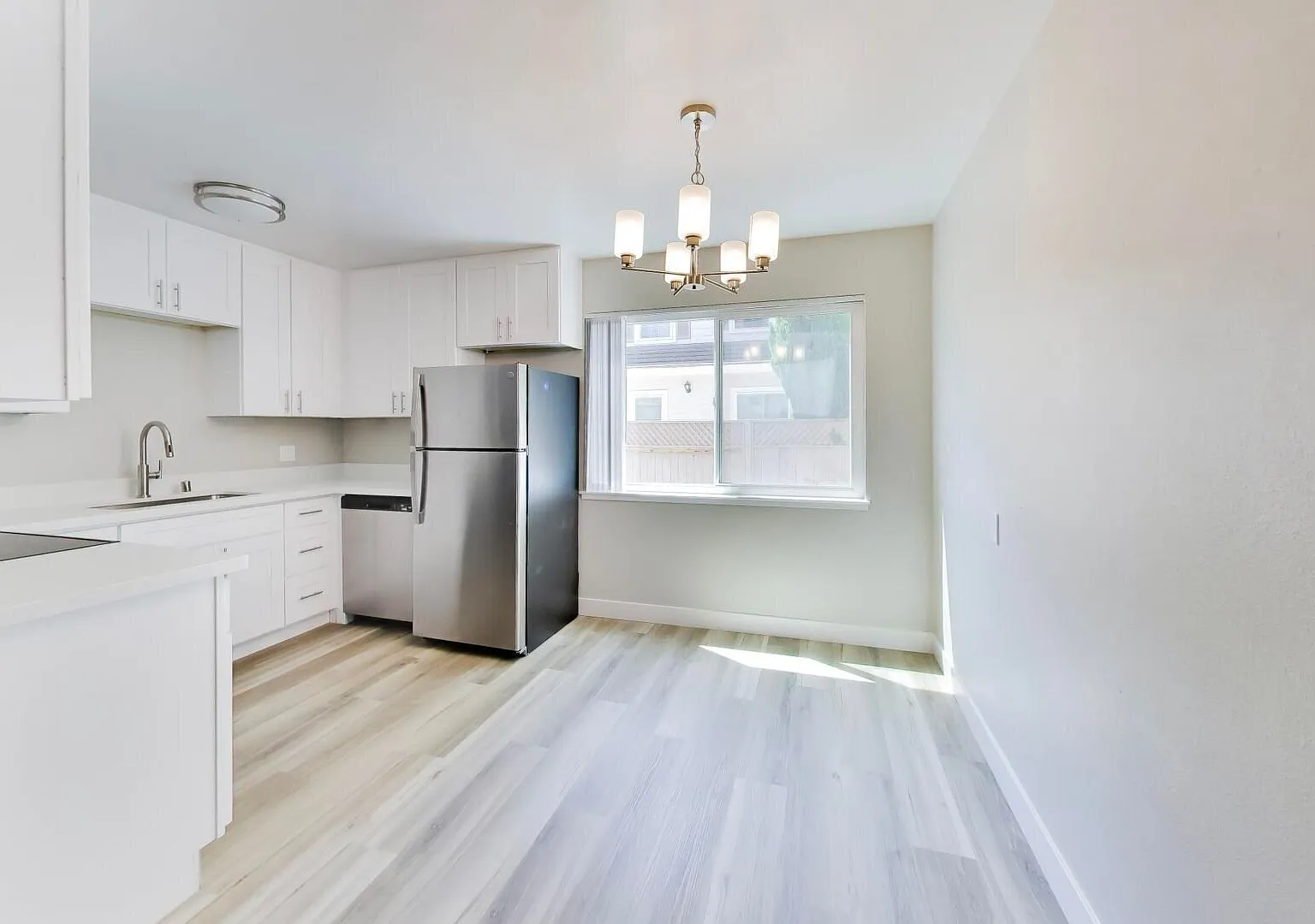 Brand New Renovation - 2 Bed 1 Bath in Mountain View! — Photo 4