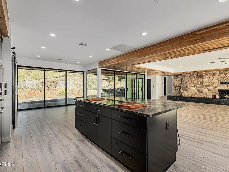 6111 E Victoria Dr — Photo 13