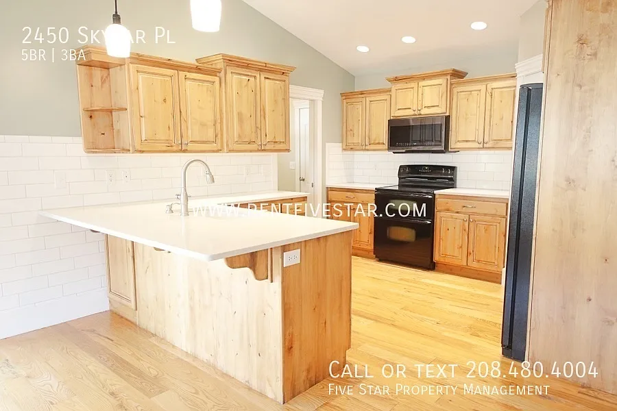Discover your Dream Home in the Highly Sought-After Highland Area! — Photo 4