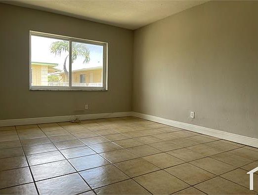 3rd image of 909 Pine Dr APT 9