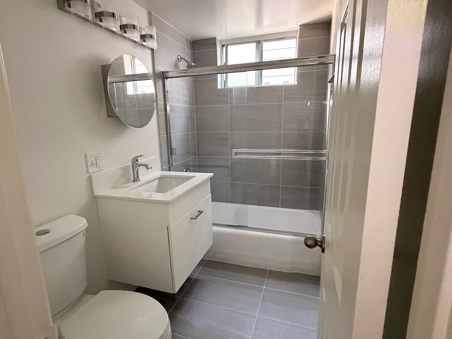2 bed, 725 sqft, $3,250 — Photo 2