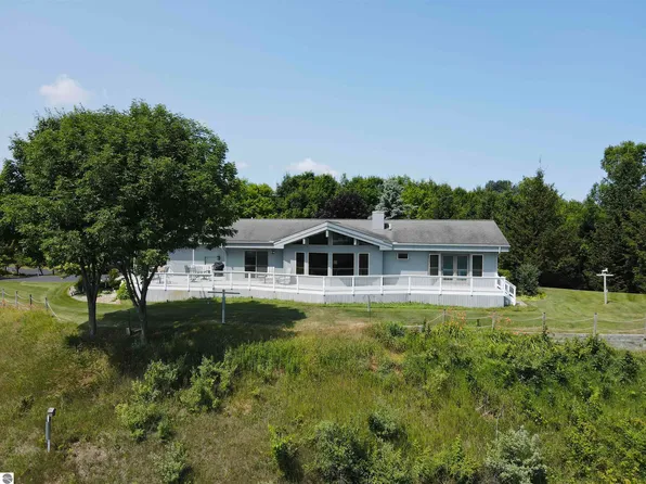 5580 E Kabot Rd, Cedar, MI 49621