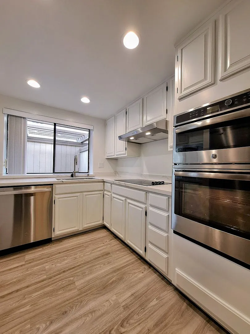 Remodeled 3bd 3-Story Townhouse With Attached Garage — Photo 1
