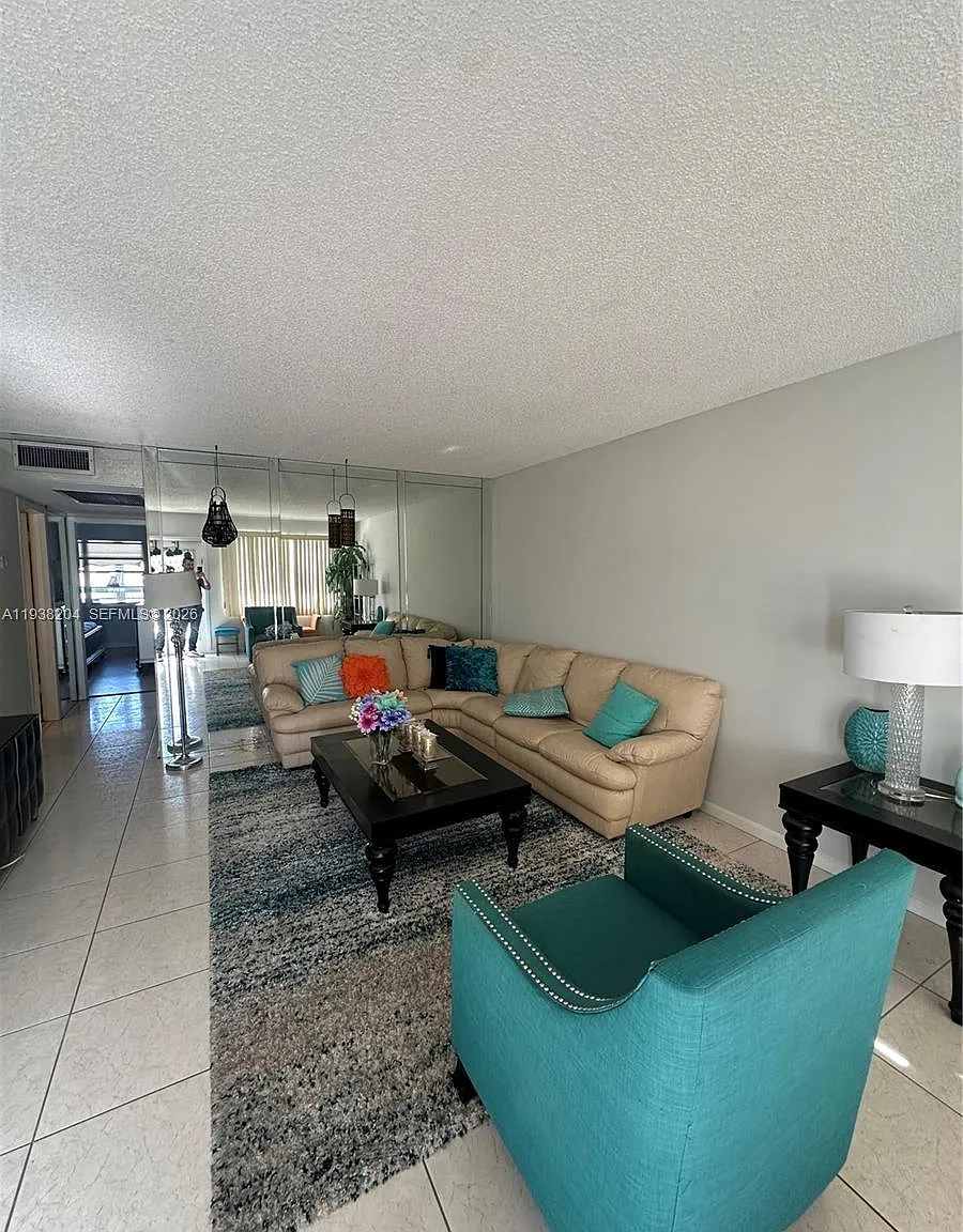 2 bed, 1.5 bath, 861 sqft, $1,800 — Photo 2